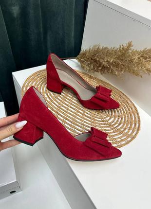 Красные замшевые туфли лодочки с бантиком на удобном каблуке