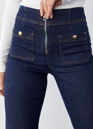 Женские джинсы со стрелками и накладными карманами