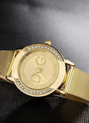Зовнішній жіночий годинник із золотистим ремінцем код 715