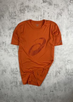 Оранжевая спортивная футболка asics с большим логотипом – яркий выбор для активных