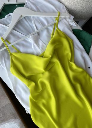 Яскрава сатинова міні сукня від бренду primark