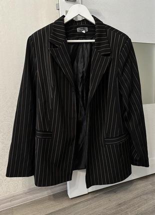 Чорний піджак у смужку