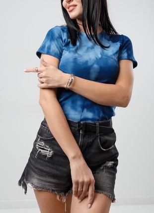 Женская летняя футболка в рубчик с эффектом тай-дай с коротким рукавом1 фото
