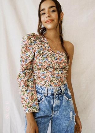 Шикарная блуза на одно плечо в цветы zara