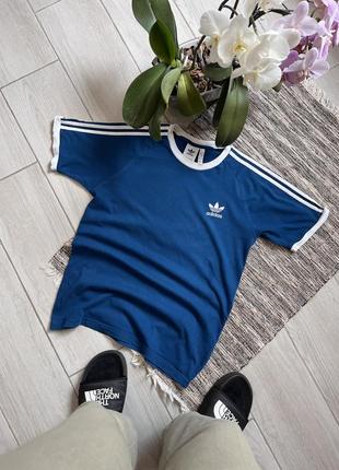 Футболка adidas з лампасами блакитна футболка adidas