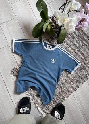 Блакитна футболка adidas з лампасами