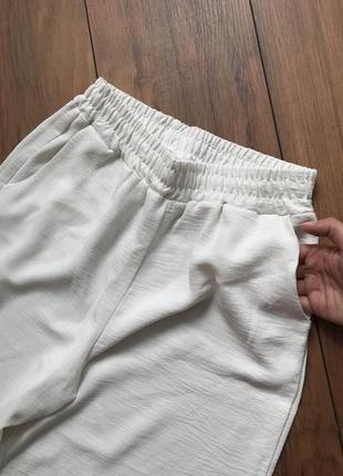 Белые легкие широкие брюки на лето