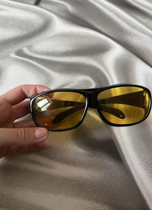 Жовті окуляри для занять спортом захищені боковушки