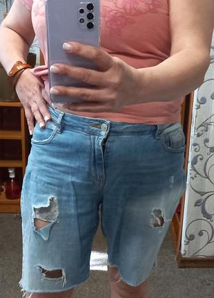 Рваные синие шорты