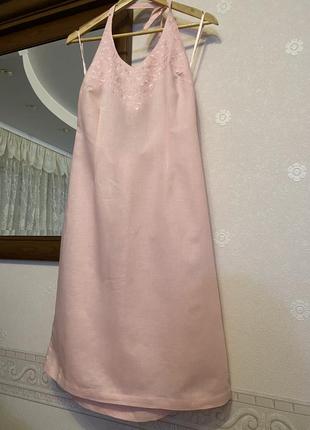 Платье-сарафан розового цвета с вышивкой в тон