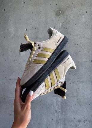 Классные женские кроссовки adidas samba x wales bonner land of wood and water бежевые с жёлтым