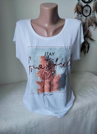 Стильна жіноча футболка з принтом