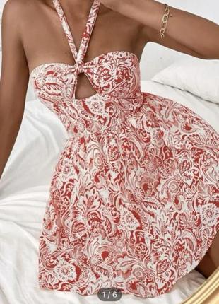 Короткое розово-белое платье расклешенное с ярким принтом от shein