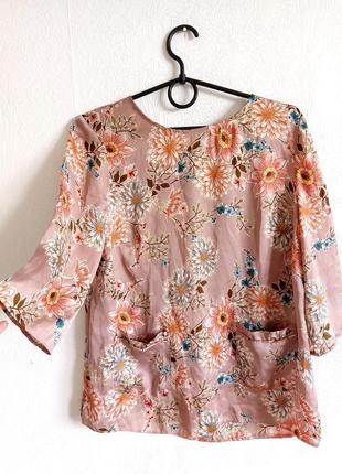 Блуза з накладними кишенями у квітковий принт
