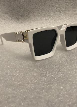 Білі сонцезахисні окуляри