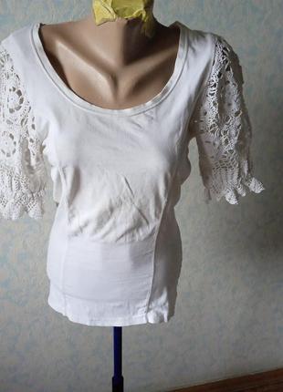 Блузка,футболка с рукавами, связанными крючком