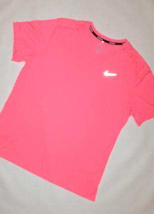 Розово-коралловая футболка nike dri-fit