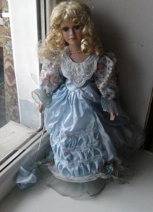 Лялька керамічна дама з парасолькою на підставці нюанси