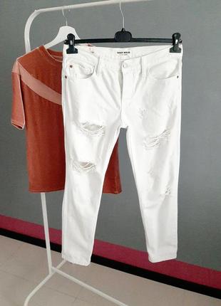 Стильные белоснежные рваные джинсы_120b