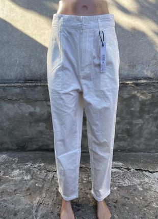 Белые джинсовые брюки новые с биркой!
