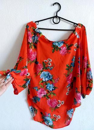 Красивая яркая цветочная блуза с опущенными плечиками
