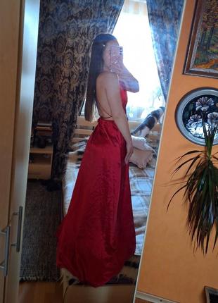 Красное длинное вечернее платье с открытой спинкой