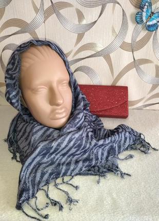 Красивый женский шарф с бахромой