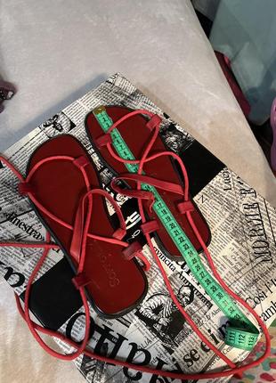Червоні шкіряні сандалії на шнурівці / завʼязках