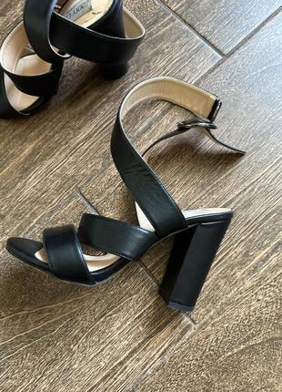 Очень красивые кожаные босоножки