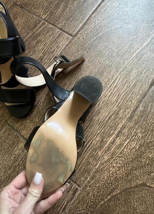 Очень красивые кожаные босоножки