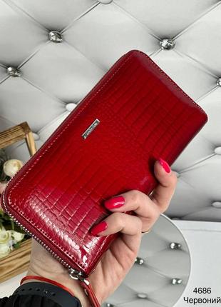 Жіночий стильний та якісний гаманець з натуральної шкіри червоний лак
