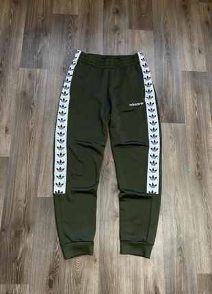 Adidas мужские спортивные штаны адедас спортивки на манжетах хаки зеленые оливковые с лампасами весна лето м оригинал