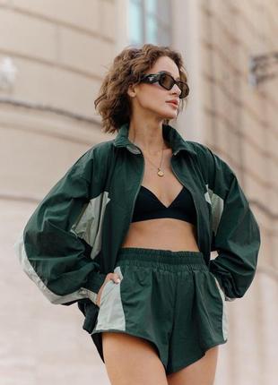 Женский молодежный повседневный костюм зеленого цвета в спортивном стиле для отдыха ткань плащевка жатка