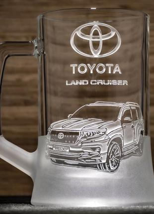 Пивной бокал с гравировкой автомобиля toyota land cruiser prado - подарок для автолюбителя1 фото