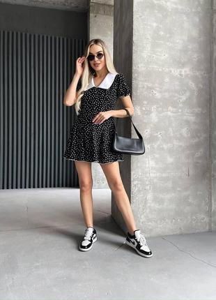 Платье в горошек с белым воротником