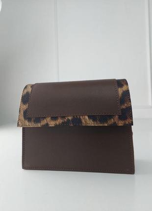 Женская сумочка-клатч с леопардовым принтом с двумя ремешками коричневая