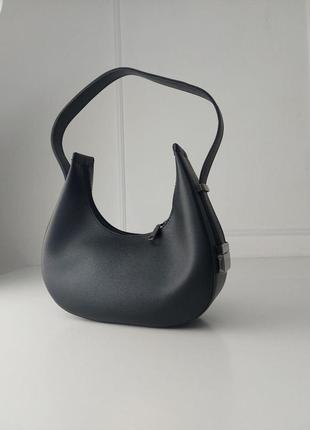 Женская маленькая сумка хобо / сумочка багет через плечо / молодежная трендовая сумочка полумесяц 2024 черная