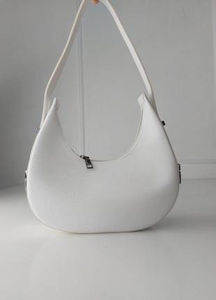 Женская маленькая сумка хобо / сумочка багет через плечо / молодежная трендовая сумочка полумесяц 2024 белая