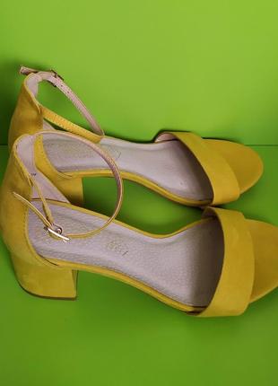Жовті босоніжки на стійкому підборі primark, 5/384 фото