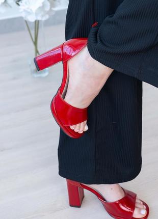 Лаковые красные босоножки на каблуке 8 см