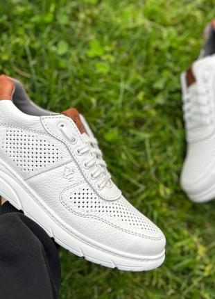Чоловічі літні кросівки з натуральної шкіри у перфорацію в білому кольорі від турецього виробника