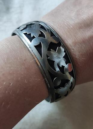 Винтажный браслет с резьбовым узором