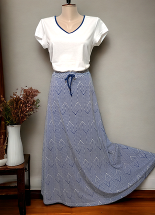 Миле плаття з шевронним принтом.