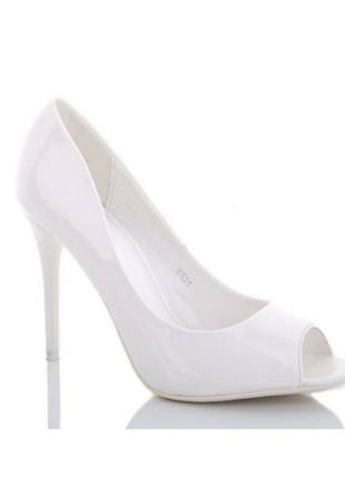 Стильные белые женские туфли