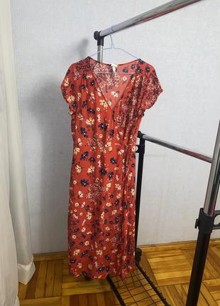 Бордовое платье с цветочным принтом