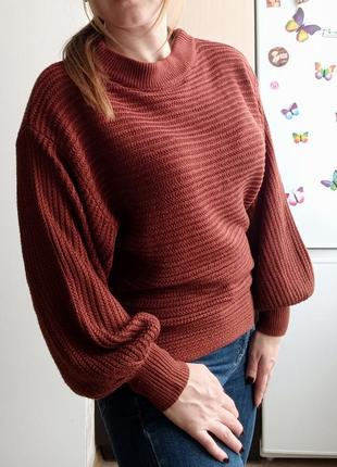 Укороченный свитер с пышными рукавами