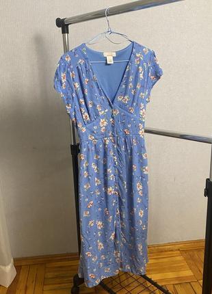 Блакитна сукня з квітковим принтом