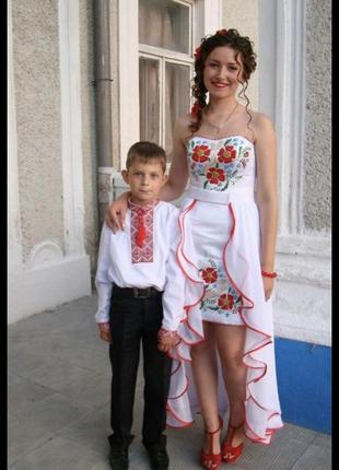 Выпускное платье в украинском стиле, ручная работа по бисеру, отцепной шлейф, в подарок отдам босоножки и сумочку🥰 цена договорная.