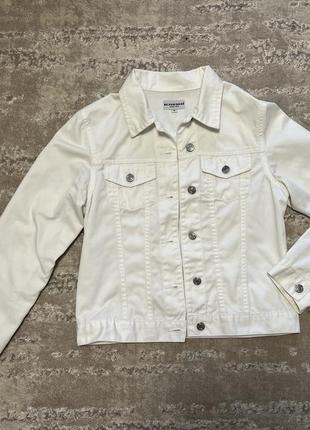 Белый джинсовый пиджак укороченный