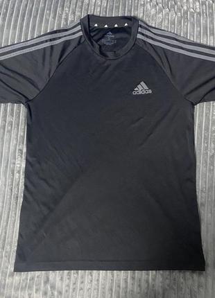 Чорна спортивна футболка adidas